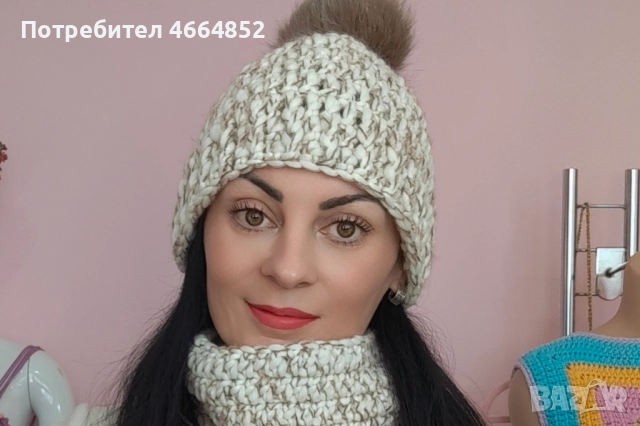 Ръчно плетен комплект – шапка с естествен помпон от лисица + шал-яка на една кука, снимка 4 - Шапки - 52592124