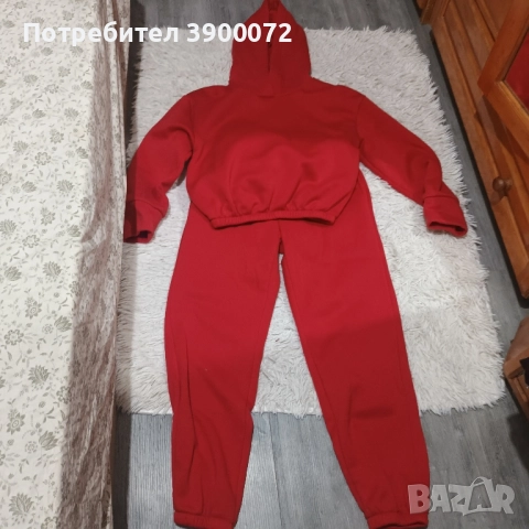 червен спортен комплект