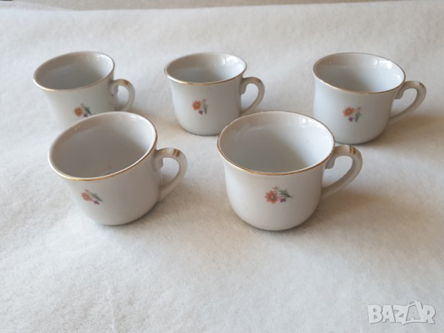 Продавам комплект малки ретро порцеланови чашки, декорация с цветя, златни линии и кантове, от 60-те