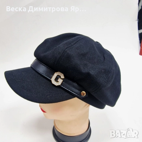 Елегантна дамска шапка тип фуражка с декоративна лента и метално лого, снимка 7 - Шапки - 52663939