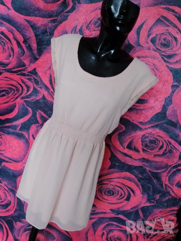 Кремаво розова къса разкроена феерична рокля с мъниста М