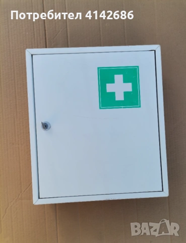 Метална аптечка за стена с ключалка