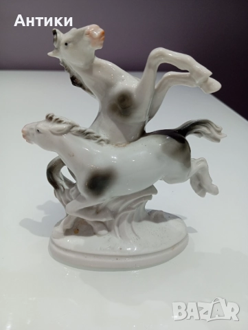  Порцеланова красива фигура с коне маркирана 