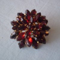 Винтидж брошка червен Чешки кристал месинг, снимка 2 - Антикварни и старинни предмети - 39358351