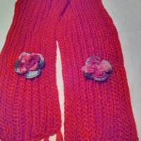 продавам дамски зимен червен шал, снимка 1 - Шалове - 37116879