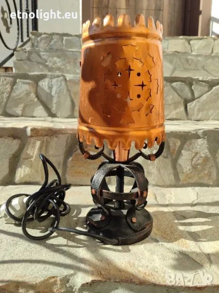 Уникална настолна лампа съчетание от ковано желязо и меден абажур с красиви орнаменти , снимка 1