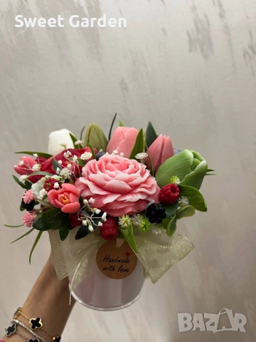 Аранжировки от ароматни сапунени цветя