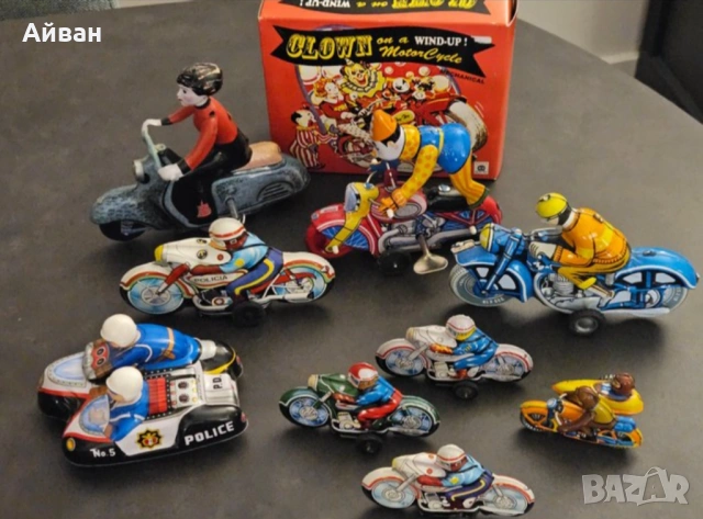 Колекция от 9 стари метални мотоциклета 