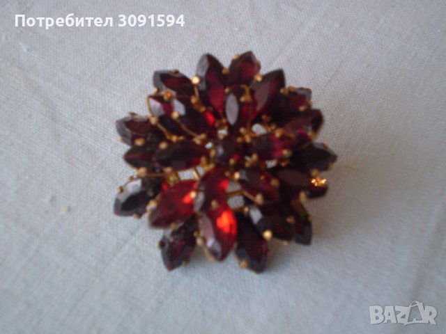 Винтидж брошка червен Чешки кристал месинг, снимка 2 - Антикварни и старинни предмети - 39358351