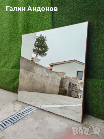 Огледала свалени от нощен клуб. 