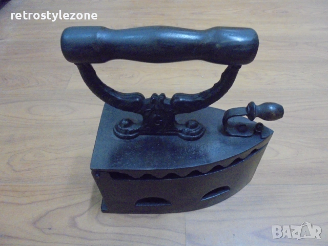 № 8564 Старинна въгленова ютия с вътрешна скара – автентичен ретро предмет  