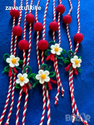 Мартеници гердани с цвете и червени топчета, снимка 3 - Подаръци за жени - 48915920