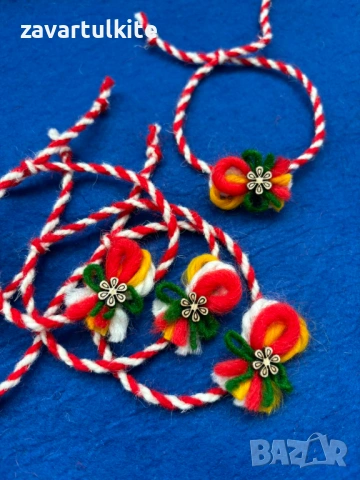 Вълнени мартеници гривни с дървено цвете, снимка 3 - Декорация за дома - 53090254