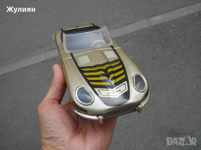 СТАРА МЕТАЛНА ЛАМАРИНЕНА ИГРАЧКА КОЛИЧКА JAGUAR SPORT LADY, снимка 4 - Антикварни и старинни предмети - 51147554