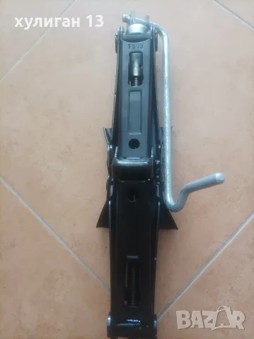 Продавам оригинален крик за Рено Клио IV