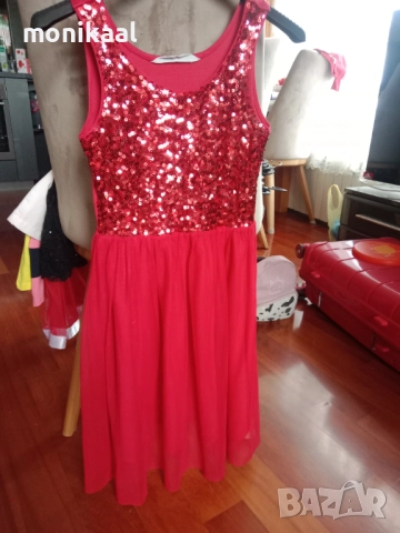 Красива червена рокля 