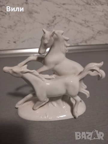 Порцеланова статуетка на диви коне
