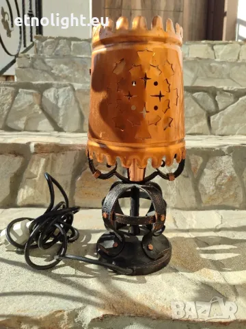 Уникална настолна лампа съчетание от ковано желязо и меден абажур с красиви орнаменти 