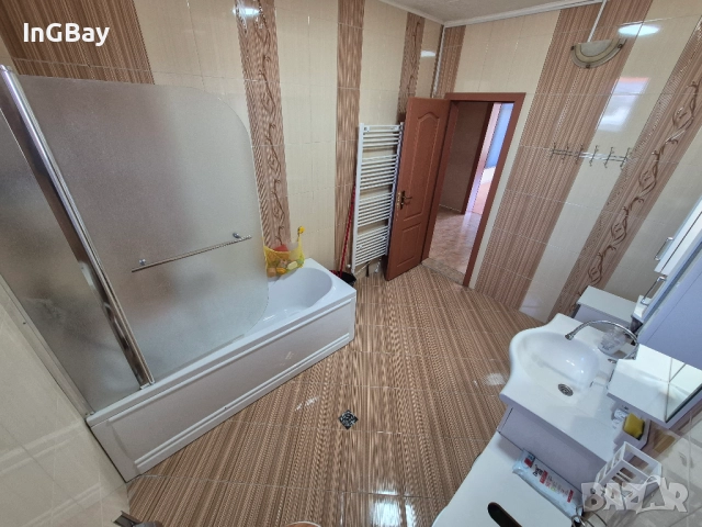 Продавам 1/2 къща (многостаен/4-стаен етаж 160кв., 1 ет. + 1/2 таванско помещение 30кв.), снимка 14 - Етаж от къща - 52268493