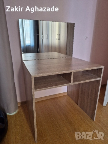 Тоалетка с огледало.