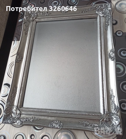 Огледало със сребриста рамка
