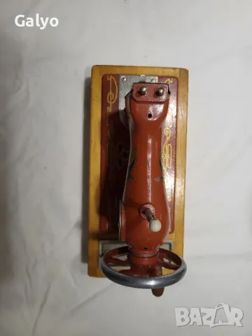 Малка ръчна шевна машина за декорация, снимка 4 - Антикварни и старинни предмети - 49510304