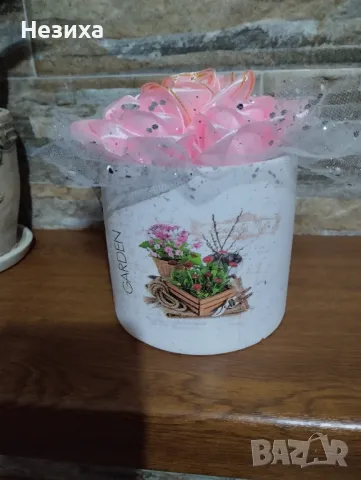 Кашпи със сатенени рози 