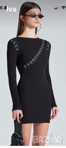 Черна еластична рокля с декоративни метални детайли, снимка 3 - Рокли - 52472130