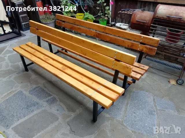 Пейка от прахово боядисан метален профил и иглолистна дървесина 