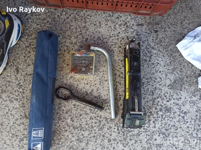 Комплект,крик,аптечка,ключ за VW Passat 6 