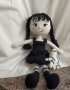 Плетена кукла Уенсдей, снимка 1 - Кукли - 40307670