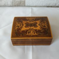 Стара дървена кутия за бижута - украсена с фурнир, снимка 2 - Антикварни и старинни предмети - 37451721