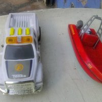 Два пластмасови модела на пикап и пожарна моторница, снимка 1 - Колекции - 42377198