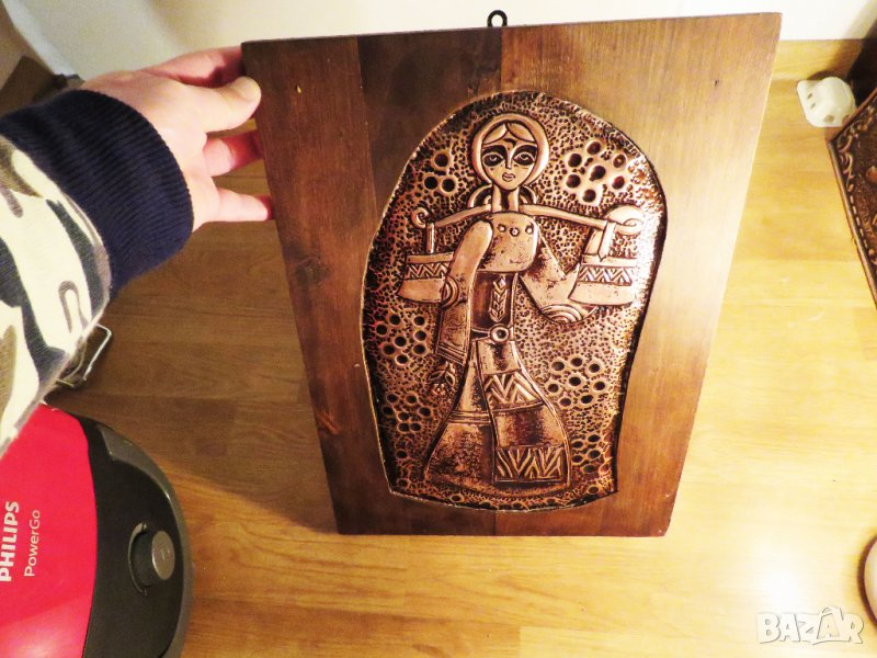 Голямо старинно авторско медно пано, медна картина  Мома отива с менци за вода фолклор, снимка 1