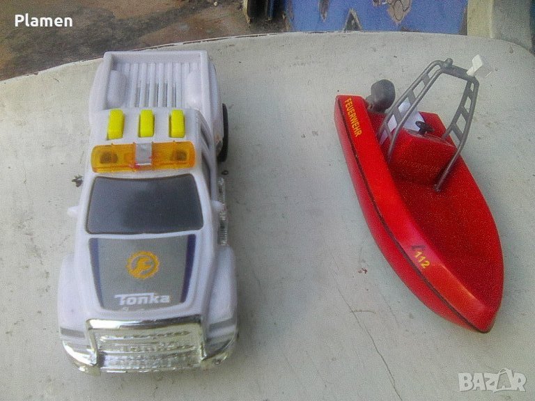 Два пластмасови модела на пикап и пожарна моторница, снимка 1