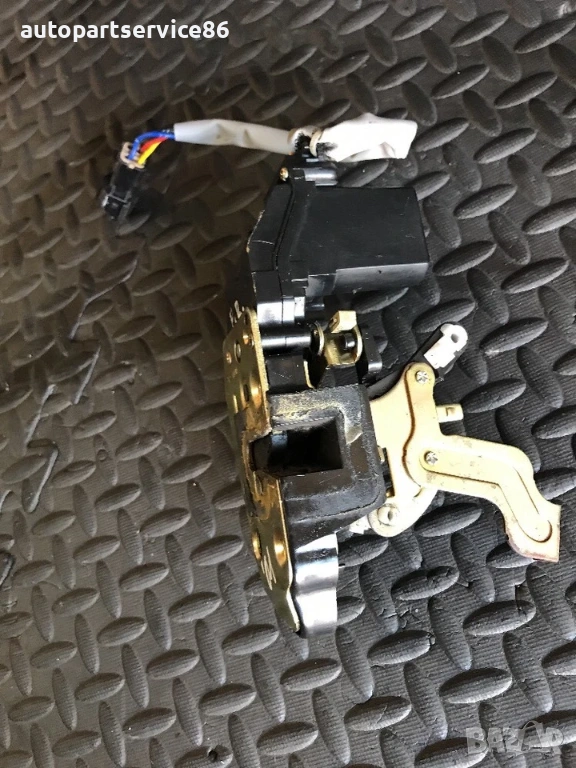 брава на предната дясна врата за KIA Carnival CRDi (2002–2006), снимка 1