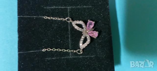 Сребърно дамско колие с пеперуда и бели камъни 