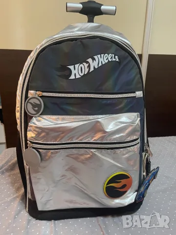 Ученическа раница Hotwheels, с колелца И 3 ципа, като нова 