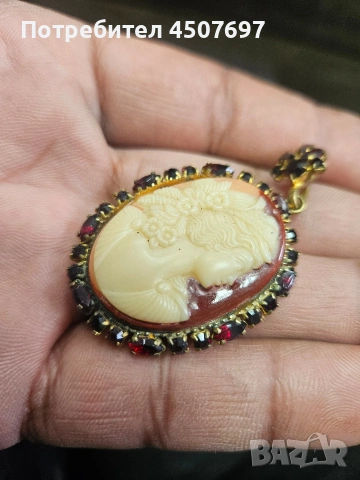 камея висулка с гранати