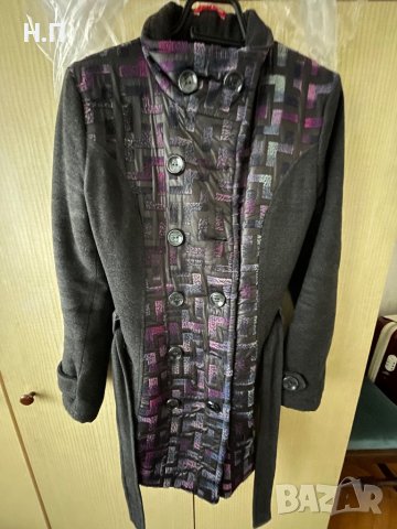 Дебело вълнено тъмно сиво палто с лилави и цикламени мотиви., снимка 1