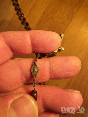 Стара молитвена броеница с дървен кръст разпятие богородица и Исус Христос  за да те пази и закриля., снимка 6 - Антикварни и старинни предмети - 51840782