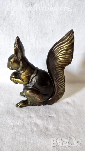 Фигура на катерица от метал