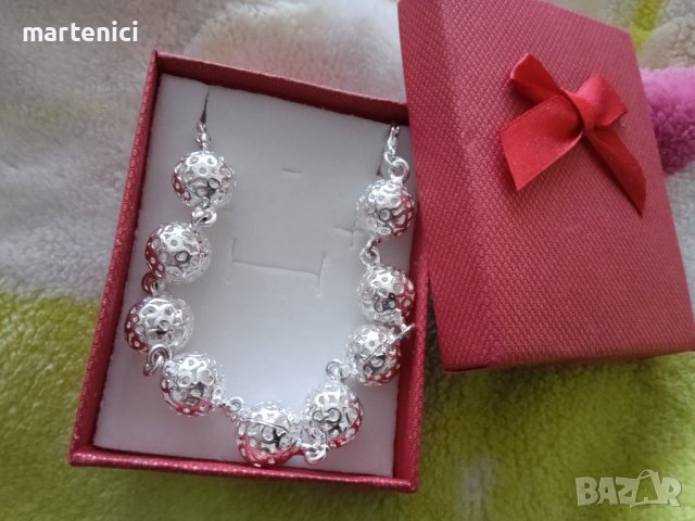 Нова, сребърна гривна с масивни топчета.В подаръчна кутия.