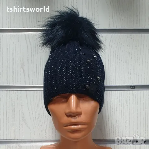 Нова зимна дамска шапка с камъчета в тъмносин цвят с пух/помпон, снимка 2 - Шапки - 47928119