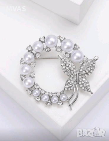 Нова дамска брошка сребриста с пеперуда и перлички