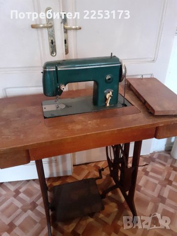 Стара немска шевна машина с метални крака