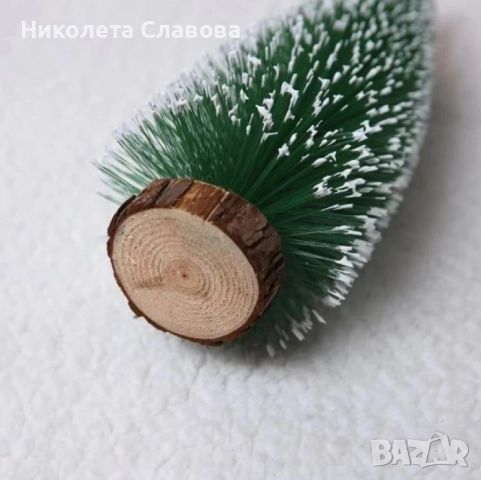 Миниатюрна декоративна изкуствена елха с поставка от дървено пънче, 30 см височина; , снимка 3 - Декорация за дома - 52578058