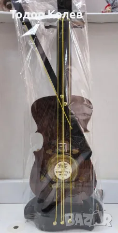 Подарък дървена цигулка с бутилка. 