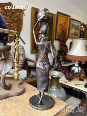 Африканска бронзова скулптура на жена с гърне на главаа. №8081, снимка 4 - Антикварни и старинни предмети - 54081071