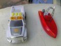 Два пластмасови модела на пикап и пожарна моторница